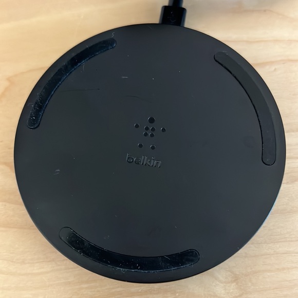 Black Belkin wireless charger - Picture 3 of 4
